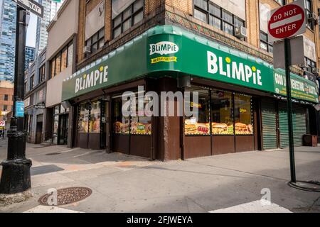 New York, USA. April 2021. Eine Blimpie-Franchise in Downtown Brooklyn in New York am Samstag, den 24. April 2021. Blimpie, die älteste Submarin-Sandwich-Kette, gehört der in Arizona ansässigen Kahala Brands, die auch Cold Stone Creamery, Tasti-D-Lite, Planet Smoothie, Pinkberry und andere Marken AmericaÕs. ( Foto von Richard B. Levine) Quelle: SIPA USA/Alamy Live News Stockfoto