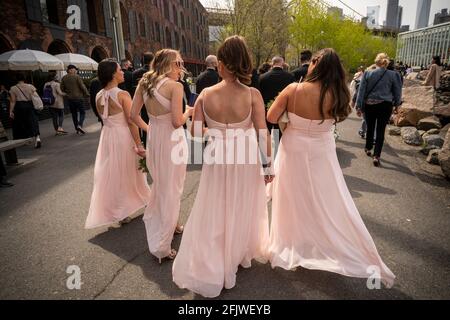 New York, USA. April 2021. Brautjungfern bei der Hochzeitsfeier im Brooklyn Bridge Park in New York am Samstag, den 24. April 2021. (Foto von Richard B. Levine) Quelle: SIPA USA/Alamy Live News Stockfoto