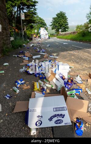 Absturz auf einer Hauptstraße, wo ein Wagen versucht hat, unter eine niedrige Brücke zu fahren und das Dach abgerissen hat. Kirkby Stephen, Cumbria, Großbritannien. Stockfoto