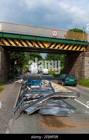 Absturz auf einer Hauptstraße, wo ein Wagen versucht hat, unter eine niedrige Brücke zu fahren und das Dach abgerissen hat. Kirkby Stephen, Cumbria, Großbritannien. Stockfoto