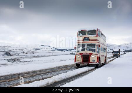 Klassischer Doppeldecker-Ribble-Bus auf einer verschneiten Straße in Cumbria bei Ravenstonedale auf der A684, Großbritannien. Stockfoto