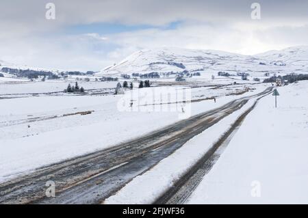 Klassischer Doppeldecker-Ribble-Bus auf einer verschneiten Straße in Cumbria bei Ravenstonedale auf der A684, Großbritannien. Stockfoto