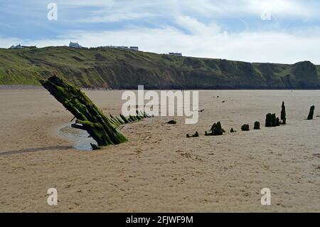 Versunkenes Boot im Sand am Rhossili Bay Beach, Gower Peninsula, Wales Stockfoto