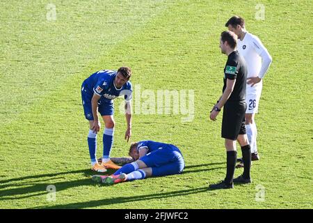 Karlsruhe, Deutschland. April 2021. Philipp Hofmann (KSC) am Boden verletzt. Philip Heise (KSC) mit ihm. GES/Football/2. Bundesliga: Karlsruher SC - Erzgebirge Aue, 26. April 2021 Fußball: 2. Liga: Karlsruher SC vs Erzgebirge Aue, Karlsruhe, 26. April 2021 zur weltweiten Nutzung Kredit: dpa/Alamy Live News Stockfoto