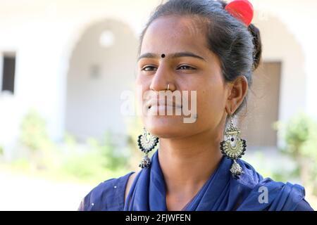 Porträt einer jungen indischen Frau mit gesammelten Haaren und Traditionelles Zubehör Stockfoto