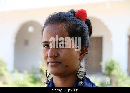 Porträt einer jungen indischen Frau mit gesammelten Haaren und Traditionelles Zubehör Stockfoto