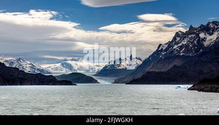 Blick auf den Gletscher am Lake Grey und Isla de Los Hielos, Nationalpark Torres del Paine, in Chile, Südamerika Stockfoto