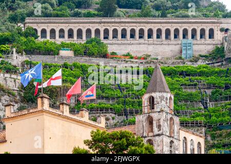 Der monumentale Friedhof von Amalfi, Italien, vom unteren Teil der Stadt gesehen, Costiera Amalfitana Stockfoto