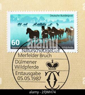 Abgesagte Briefmarke gedruckt von Deutschland, die Dülmen Ponys im Naturschutzgebiet Merfelder Bruch zeigt, um 1987. Stockfoto