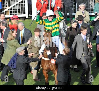 2010 CHELTENHAM FESTIVAL. 1st TAG 16/3/10. DIE SCHLUMFIT-MEISTERHÜRDE. GEWINNER TONY MCCOY AUF BINOKULAR. BILD DAVID ASHDOWN Stockfoto