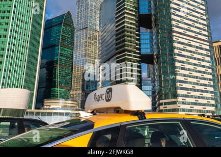Moskau, Russland - 25. April 2021: Ein gelbes Yandex-Taxi auf den Straßen Moskaus. Hochwertige Fotos Stockfoto