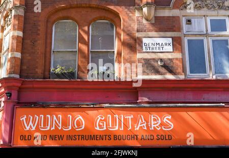 Wunjo Gitarrengeschäft Schild an der Denmark Street an einem sonnigen Tag. London Stockfoto