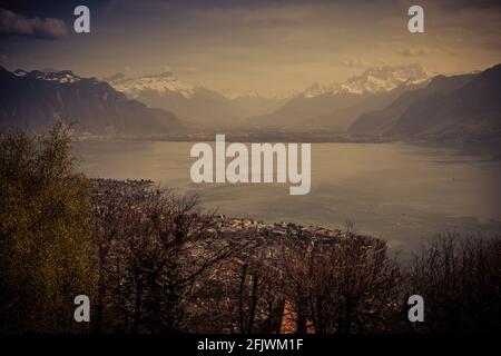 Landschaftspanorama der Stadt Vevey, mit dem Genfer See und den schweizer Alpen im Hintergrund, aufgenommen in Vevey, Waadt, Schweiz Stockfoto