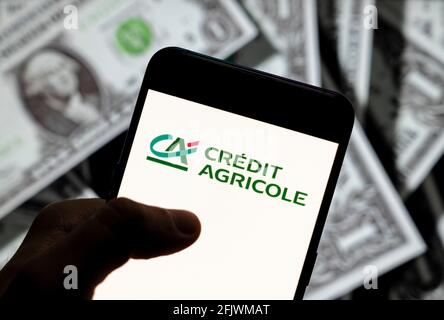 China. April 2021. In dieser Abbildung ist das weltgrößte kooperative Finanzinstitut Credit Agricole Logo auf einem Smartphone mit USD (US-Dollar) Währung im Hintergrund zu sehen. (Foto von Budrul Chukrut/SOPA Images/Sipa USA) Quelle: SIPA USA/Alamy Live News Stockfoto