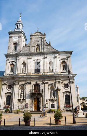 Blick auf die Kirche Mariä Himmelfahrt im historischen Zentrum der Stadt Zolochiv, Region Lviv, Ukraine Stockfoto