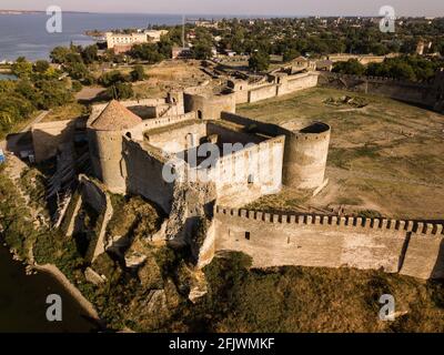 Wunderschöne Luftaufnahme der alten Festung Akkerman, die sich am Ufer der Dniester-Mündung in der Region Odessa in der Ukraine befindet Stockfoto