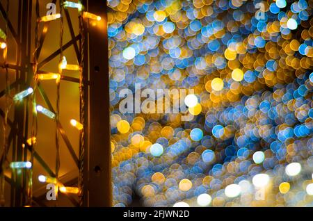 Selektive Aufnahme von Weihnachtslichtern mit Bokeh-Lichteffekt Im Hintergrund Stockfoto