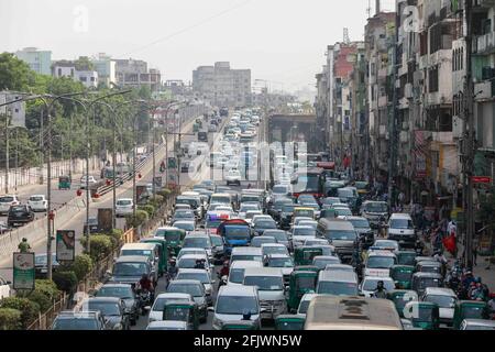 Dhaka, Bangladesch. April 2021. Die Zahl der privaten Fahrzeuge, Rikschas und Auto-Rikschas stieg auf den Straßen von Dhaka deutlich an, da die Regierung während der landesweiten Sperrung, um die Ausbreitung des Coronavirus (COVID-19) in Dhaka, Bangladesch, am 26. April 2021, die Wiedereröffnung von Geschäften und Einkaufszentren in begrenztem Umfang erlaubte. Quelle: Suvra Kanti das/ZUMA Wire/Alamy Live News Stockfoto