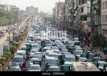 Dhaka, Bangladesch. April 2021. Die Zahl der privaten Fahrzeuge, Rikschas und Auto-Rikschas stieg auf den Straßen von Dhaka deutlich an, da die Regierung während der landesweiten Sperrung, um die Ausbreitung des Coronavirus (COVID-19) in Dhaka, Bangladesch, am 26. April 2021, die Wiedereröffnung von Geschäften und Einkaufszentren in begrenztem Umfang erlaubte. Quelle: Suvra Kanti das/ZUMA Wire/Alamy Live News Stockfoto