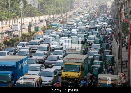 Dhaka, Bangladesch. April 2021. Die Zahl der privaten Fahrzeuge, Rikschas und Auto-Rikschas stieg auf den Straßen von Dhaka deutlich an, da die Regierung während der landesweiten Sperrung, um die Ausbreitung des Coronavirus (COVID-19) in Dhaka, Bangladesch, am 26. April 2021, die Wiedereröffnung von Geschäften und Einkaufszentren in begrenztem Umfang erlaubte. Quelle: Suvra Kanti das/ZUMA Wire/Alamy Live News Stockfoto