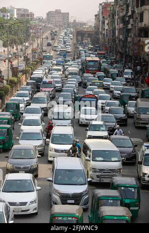 Dhaka, Bangladesch. April 2021. Die Zahl der privaten Fahrzeuge, Rikschas und Auto-Rikschas stieg auf den Straßen von Dhaka deutlich an, da die Regierung während der landesweiten Sperrung, um die Ausbreitung des Coronavirus (COVID-19) in Dhaka, Bangladesch, am 26. April 2021, die Wiedereröffnung von Geschäften und Einkaufszentren in begrenztem Umfang erlaubte. Quelle: Suvra Kanti das/ZUMA Wire/Alamy Live News Stockfoto