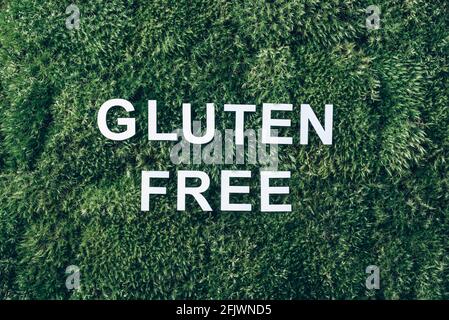 Inschrift Glutenfrei auf Moos, grünes Gras Hintergrund. Draufsicht. Speicherplatz kopieren. Banner. Biophilie-Konzept. Naturkulisse. Gesunde Ernährung Stockfoto