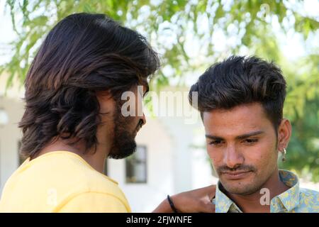 Porträt von zwei jungen indischen Freunden an einem Ort im Freien Stockfoto