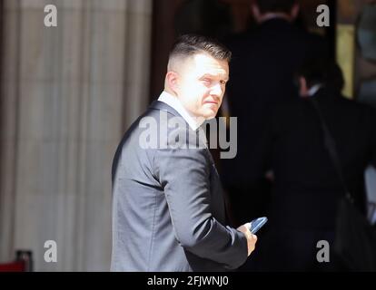 London, England, Großbritannien. April 2021. Stephen Yaxley-Lennon, Gründer und ehemaliger Anführer der Anti-Islam English Defense League (EDL), AKA Tommy Robinson, kommt zum Royal Courts of Justice, um in einem Verleumdungsverfahren gegen ihn, das von einem Teenager-syrischen Flüchtling Jamal Hijazi im Zentrum von London angeklagt wurde, die letzte Anhörung zu erhalten. Kredit: Tayfun Salci/ZUMA Wire/Alamy Live Nachrichten Stockfoto