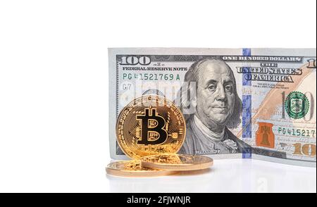 Bitcoin-Münze auf dem Hintergrund von Dollarscheinen. Stockfoto