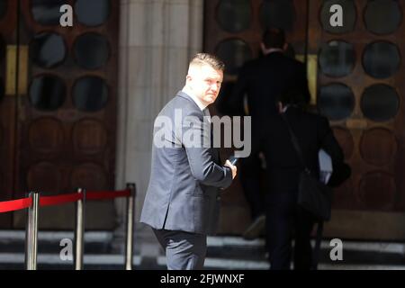 London, England, Großbritannien. April 2021. Stephen Yaxley-Lennon, Gründer und ehemaliger Anführer der Anti-Islam English Defense League (EDL), AKA Tommy Robinson, kommt zum Royal Courts of Justice, um in einem Verleumdungsverfahren gegen ihn, das von einem Teenager-syrischen Flüchtling Jamal Hijazi im Zentrum von London angeklagt wurde, die letzte Anhörung zu erhalten. Kredit: Tayfun Salci/ZUMA Wire/Alamy Live Nachrichten Stockfoto