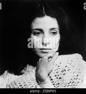 Barbara Parkins, Head and Shoulders Publicity Portrait für den britischen Film, „Shout at the Devil“, Hemdale (UK), American International Picters (USA), 1976 Stockfoto