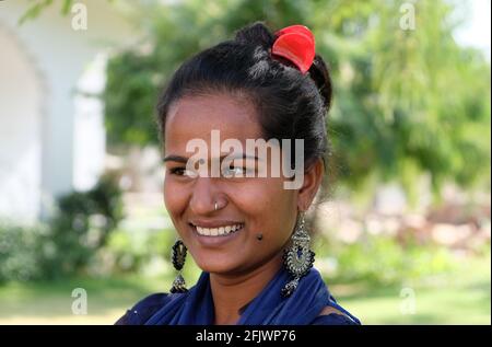 Porträt einer glücklichen indischen Frau mit gesammelten Haaren und Traditionelle Ornamente Stockfoto