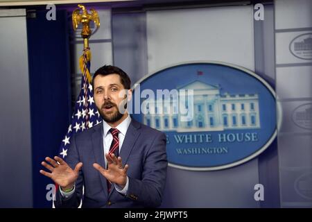 Washington, Usa. April 2021. Brian Deese, Direktor des US-Wirtschaftsrats, spricht am Montag, den 26. April 2021, bei einer Pressekonferenz im Weißen Haus in Washington, DC. Deese bestätigte den Plan, die Kapitalertragssteuer für die Reichen zu erhöhen, um die Infrastrukturkosten zu bezahlen. Foto von Yuri Gripas/UPI Credit: UPI/Alamy Live News Stockfoto