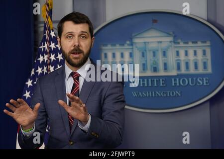 Washington, Usa. April 2021. Brian Deese, Direktor des US-Wirtschaftsrats, spricht am Montag, den 26. April 2021, bei einer Pressekonferenz im Weißen Haus in Washington, DC. Deese bestätigte den Plan, die Kapitalertragssteuer für die Reichen zu erhöhen, um die Infrastrukturkosten zu bezahlen. Foto von Yuri Gripas/UPI Credit: UPI/Alamy Live News Stockfoto