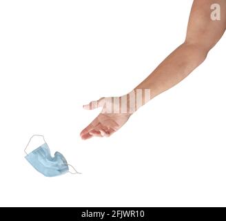 Eine Hand, die eine gebrauchte blaue Covid-Maske entfernt, isoliert auf Weiß mit Copyspace, oder zur einfachen Extraktion und zum Ablegen in ein anderes Bild. Stockfoto