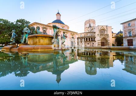 Valencia, Spanien. Die gotische Kathedrale spiegelt sich am Brunnen der Plaza de La Virgen Stockfoto