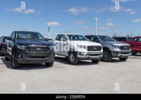 Plainfield - ca. April 2021: Ford Ranger Pickup Truck Display bei einem Händler. Das Ranger-Typenschild wurde bei mehreren leichten Lkw-Modellen verwendet Stockfoto