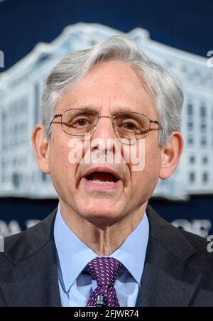 Washington, Usa. April 2021. Der US-Justizminister Merrick Garland gibt am Montag, den 26. April 2021, eine Erklärung vor dem Justizministerium in Washington, DC ab. Garland gab bekannt, dass das Justizministerium eine zivile Untersuchung der Louisville Metro Police Department einleiten wird. Pool Foto von Mandel Ngan/UPI Kredit: UPI/Alamy Live News Stockfoto