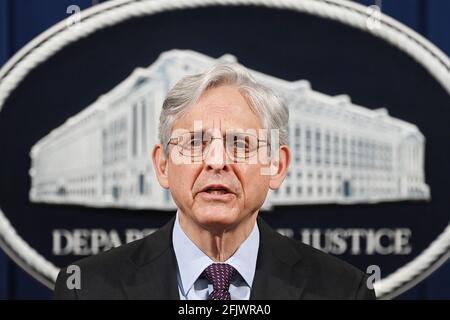 Washington, Usa. April 2021. Der US-Justizminister Merrick Garland gibt am Montag, den 26. April 2021, eine Erklärung vor dem Justizministerium in Washington, DC ab. Garland gab bekannt, dass das Justizministerium eine zivile Untersuchung der Louisville Metro Police Department einleiten wird. Pool Foto von Mandel Ngan/UPI Kredit: UPI/Alamy Live News Stockfoto