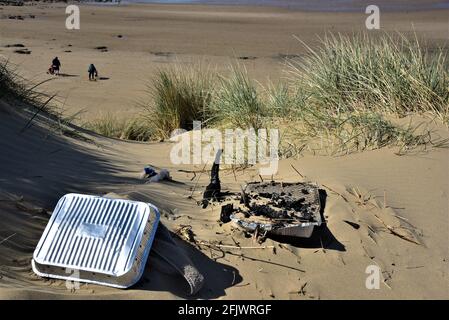 Einweg-Grill unbeaufsichtigt am Strand gelassen. Lokale Räte und Feuerwehren im ganzen Land fordern sie auf, bei dieser Hitzewelle nicht eingesetzt zu werden Stockfoto