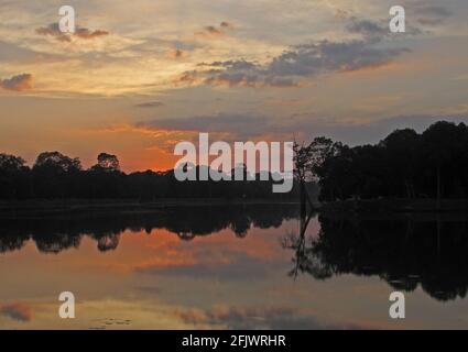 Sonnenuntergang über dem See Angkor Wat, Siem Reap, Kambodscha Januar Stockfoto