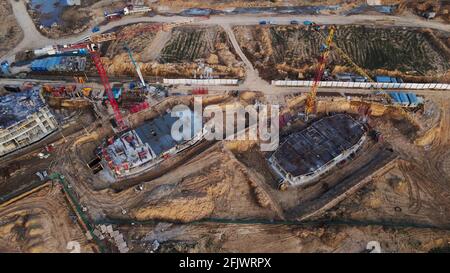 Große Baustelle. Der Bau von mehrstöckigen Gebäuden hat begonnen. Turmdrehkrane stehen. Luftaufnahmen der Konstruktion. Stockfoto
