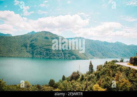 Blick über das Dorf Anfo am Idrosee, Lombardei, Italien an sonnigen Sommertagen. Kopierbereich, Softfokus. Konzept der Sommerzeit. Stockfoto