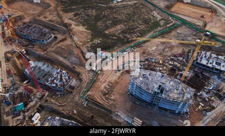 Große Baustelle. Der Bau von mehrstöckigen Gebäuden hat begonnen. Turmdrehkrane stehen. Luftaufnahmen der Konstruktion. Stockfoto