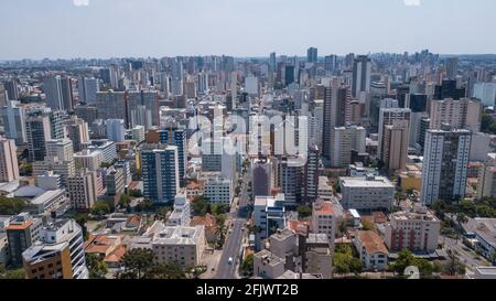 Allgemeine Drohnenansicht der Innenstadt von Curitiba, Hauptstadt des Staates Paraná, Brasilien, mit seinen Gebäuden Stockfoto