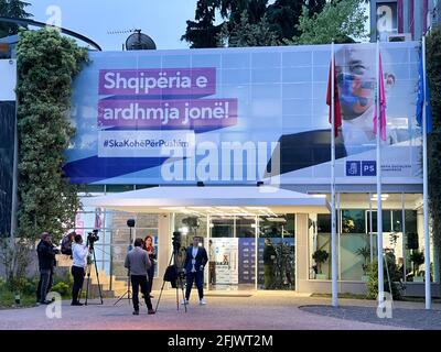 Journalisten warten auf den Premierminister von Albanien. Stockfoto