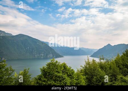 Blick über das Dorf Anfo am Idrosee, Lombardei, Italien an sonnigen Sommertagen. Kopierbereich, Softfokus. Konzept der Sommerzeit. Stockfoto