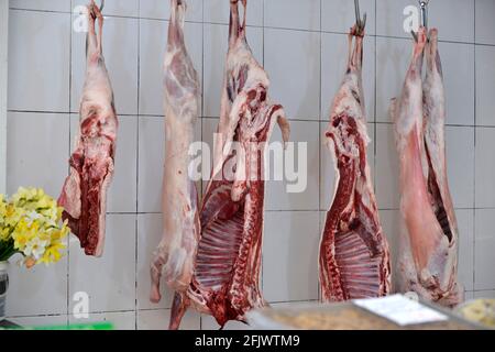 Fleisch hängt von der Decke in einer Metzgerei Sofia Stockfoto