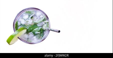 Mojito auf weißem Hintergrund. Horizontales Bild. Weiße Farbe. Draufsicht. Platz für Text kopieren. Stockfoto