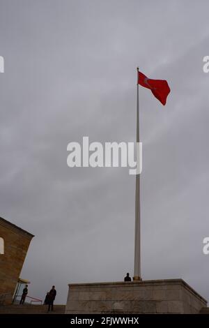 Türkische Hauptflagge von Anıtkabir (Atatürk-Mausoleum) an einem bewölkten Tag - Ankara Stockfoto